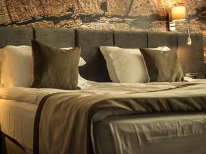 1 dormitorio con 1 cama con almohadas en The Five Elements Hotel and SPA, en Sapareva Banya