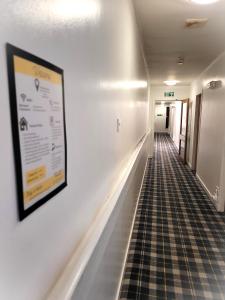 un pasillo en un hospital con un cartel en la pared en Weston House Serviced Accommodation en Keith