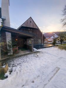 eine Scheune mit Schnee davor in der Unterkunft Apartment Neuwirthof - rustikaler Charme in Sankt Georgen ob Murau
