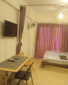 Μια τηλεόραση ή/και κέντρο ψυχαγωγίας στο Studio near Marina and ELAlamein, No Beach