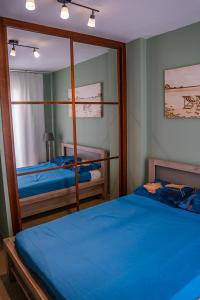 Un dormitorio con dos camas y un espejo. en Casa Oliver holiday villa Tarifa, garage, pool, en Tarifa 68 fotos más