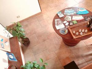 eine Aussicht auf einen Tisch in einem Zimmer mit Pflanzen in der Unterkunft Casa Rustikò in Marsala