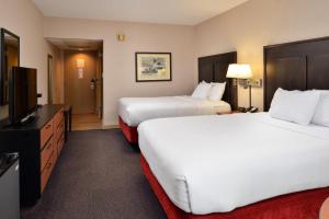 Habitación de hotel con 2 camas y TV de pantalla plana. en Hawthorne Inn & Conference Center, en Winston-Salem