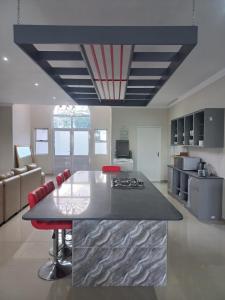een keuken met een groot eiland in het midden van een kamer bij Caribbean Estates Villa B9 on Barbados in Port Edward