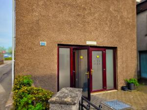 due porte sul lato di un edificio di Weston House a Keith
