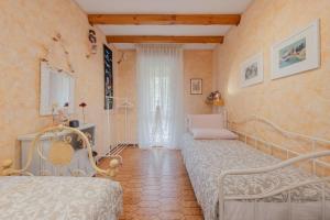 a bedroom with two beds in a room at Talamini in Mestre