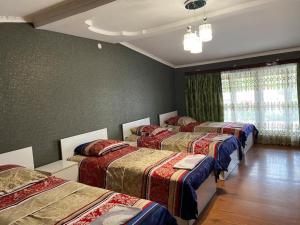 um quarto com 4 camas num quarto com uma janela em Hotel Doko em Martvili