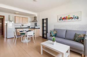 a living room with a couch and a kitchen at A 20 metri dalla Spiaggia in Puerto del Rosario