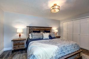 Katil atau katil-katil dalam bilik di Cottonwood Heights 8892 by Moose Management