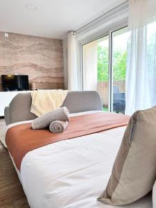 ein Schlafzimmer mit einem Bett mit zwei Stofftieren darauf in der Unterkunft Terre d'occitan-Metro-Parking-Balcon in Ramonville-Saint-Agne
