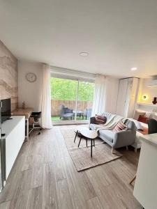 ein Wohnzimmer mit Sofa und Tisch in der Unterkunft Terre d'occitan-Metro-Parking-Balcon in Ramonville-Saint-Agne