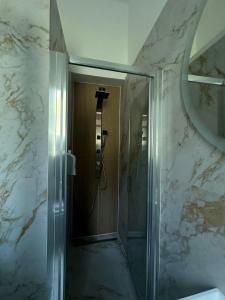 W łazience znajduje się prysznic ze szklanymi drzwiami. w obiekcie Hotel Villa Marosa w Rapallo