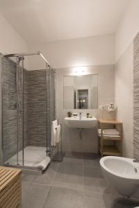 un bagno con doccia, lavandino e vasca di Holidays in Rome - Guesthouse a Roma Altre 44 foto
