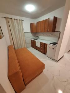 uma pequena cozinha com um sofá num quarto em Apartments Lena em Herceg Novi