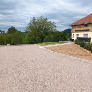 eine leere Einfahrt vor einem Haus in der Unterkunft Chez Gigi et Malou - gîte Brimbelle in Champ-le-Duc