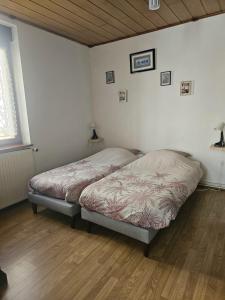 - une chambre avec un lit dans l'angle dans l'établissement Petit Paradis Croneuva, à Strasbourg