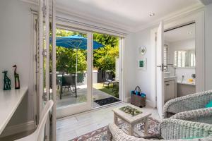 uma sala de estar com um sofá e uma mesa com um guarda-chuva em One on Bollard em Knysna