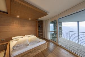 A bed or beds in a room at Chalet alla Rocca - Homelike Villas