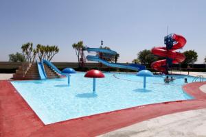 ein großer Wasserpark mit Wasserrutsche in der Unterkunft Casandrade 148 - Lisbon South Bay in Cabeço de Alhos Vedros