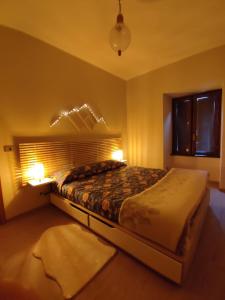 Un dormitorio con una cama grande con luces. en Harmony Suite Dolomiti - Mountain & Lake, en Saone