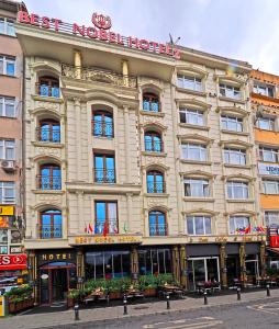 un bâtiment avec un panneau à l'avant dans l'établissement Best Nobel Hotels 2 İstanbul-Special Category, à Istanbul