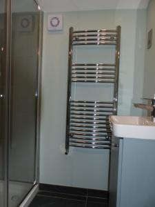een badkamer met een douche en een wastafel bij Hamilton Court Hotel in Chester