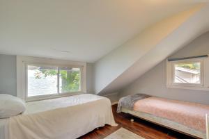Un pat sau paturi într-o cameră la Coastal Lake Erie Cottage with Amazing Water Views!