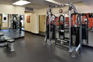 un gimnasio con mucho equipamiento en Hawthorne Inn & Conference Center en Winston-Salem