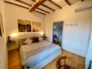 un dormitorio con una cama en una habitación en Casa Lucilla, en Pitigliano