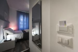 una camera con specchio e una camera con letto di Holidays in Rome - Guesthouse a Roma
