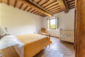 1 dormitorio con 1 cama y 1 cuna en Podere Marcigliana, en Radicondoli