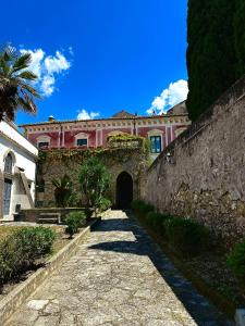 a building with a tunnel in front of it at Simona House in Ravello +17 photos