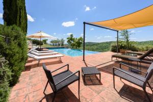 拉達因基安蒂的住宿－Villa Cavallari，一个带2个长椅和游泳池的庭院