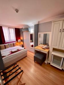 ein Schlafzimmer mit einem Bett und einem Schreibtisch. in der Unterkunft Santefe Hotel in Istanbul