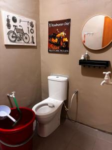 La salle de bains est pourvue de toilettes et d'un miroir. dans l'établissement Reban at Sri Damai, à Kuantan