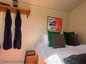 Postel nebo postele na pokoji v ubytování Keeper's Hut
