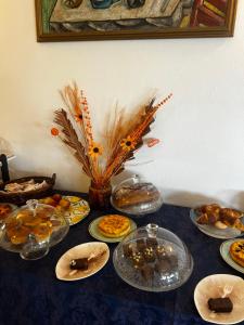 una mesa con muchos platos de comida. en Hotel Punto Azzurro, en Isquia