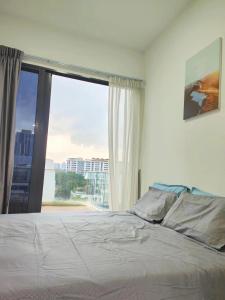 een slaapkamer met een bed en een groot raam bij Centralize Stylish Loft Apartment Beside Mrt 摩登小屋 in Singapore