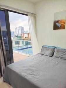 - une chambre avec un lit et une grande fenêtre dans l'établissement Centralize Stylish Loft Apartment Beside Mrt 摩登小屋, à Singapour