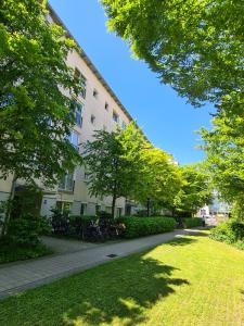 ein Gebäude, vor dem eine Menge Fahrräder geparkt waren in der Unterkunft Ridler! Theresienwiese Oktoberfest, parking & rooftop terraces 2 room in München