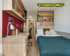 a bedroom with a bed and a desk with a desk at Student Only Ensuite Rooms Zeni Bournemouth in Bournemouth
