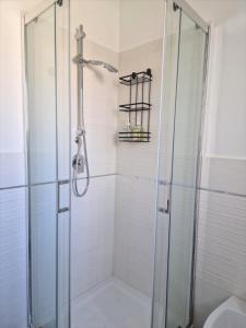 baño con ducha y puerta de cristal en Endless Summer Apartment en Olbia