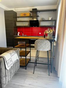cocina con escritorio y sillas en una habitación en LK Apartment, en Mārupe