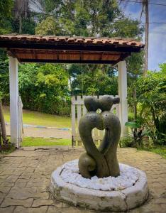 a statue of two people on a rock at Pousada Coco Dendê in Ilha de Boipeba
