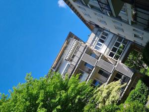 ein hohes Gebäude mit Bäumen davor in der Unterkunft Ridler! Theresienwiese Oktoberfest, parking & rooftop terraces 2 room in München + 10 Fotos