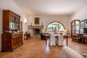 sala de estar con mesa y chimenea en Tenuta Il Carretto, en Monteroni di Lecce