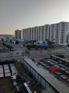 un ampio parcheggio con grandi edifici sullo sfondo di Second Home Guest House Near Agha, Khan Airport a Karachi