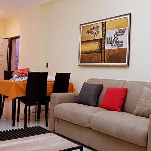sala de estar con sofá y mesa en Relax Apartments Golem, en Golem