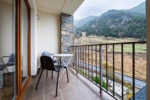 a balcony with a table and chairs and a view at Apartamento TINTIN en Arinsal in Arinsal