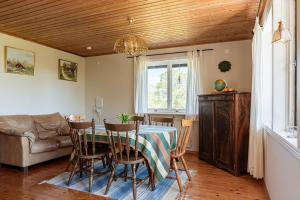 uma sala de jantar com uma mesa e um sofá em Holiday accommodation with great nature experience near Laholm em Knäred